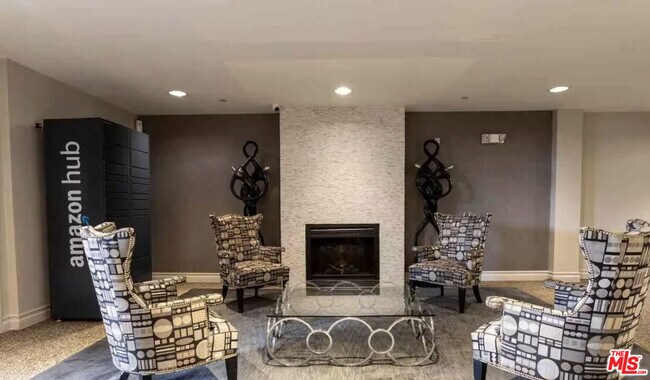 Building Photo - 7076 Hawthorn Ave