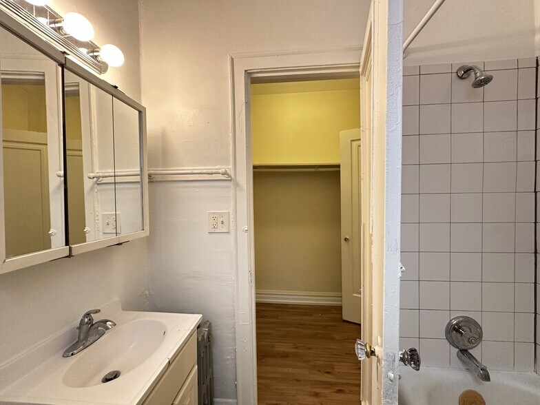 Building Photo - 4834 N Damen Ave