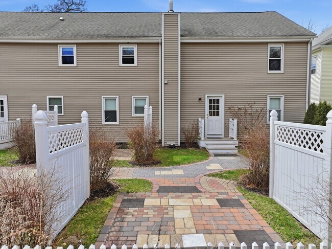 Building Photo - 146 Hecla St