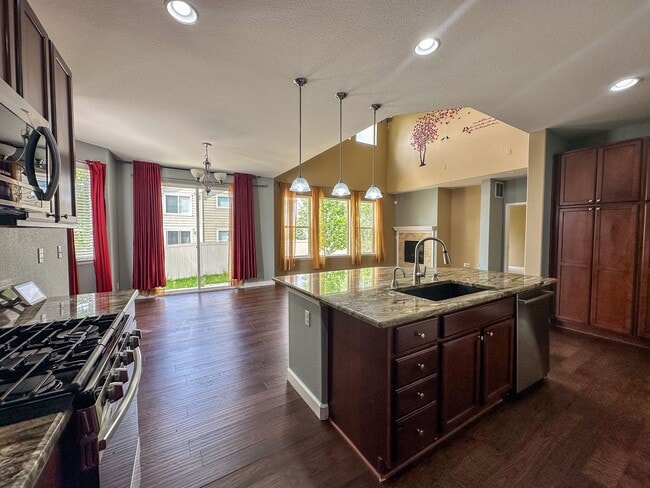 Building Photo - Horseshoe Ridge 4bd 3ba 2,522sq.ft. home FOR RENT!