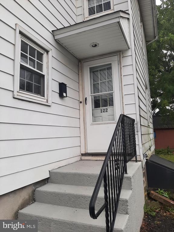Building Photo - 122 S Hellertown Ave