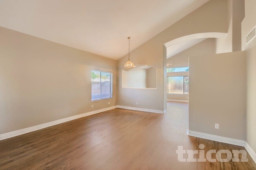 Building Photo - 15950 W Cottonwood St