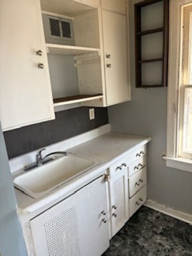 Building Photo - 1021 1/2 W 5th St. - Apt 1