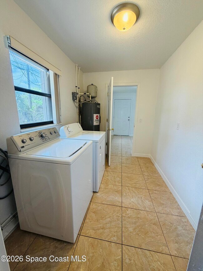 Building Photo - 981 Palmer St