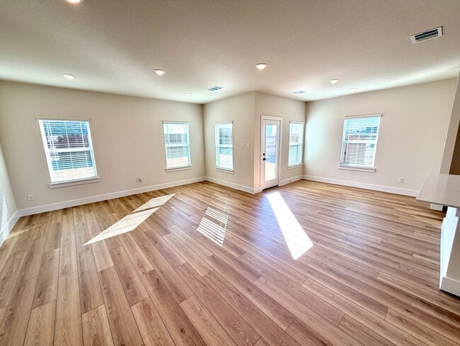 Building Photo - 2900 Woodbrook Dr