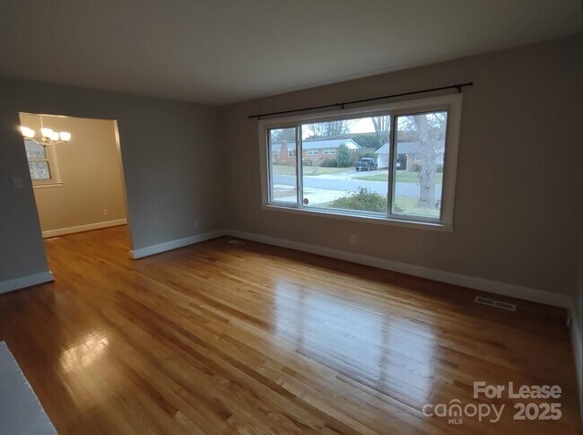 Building Photo - 5027 Dogwood Pl