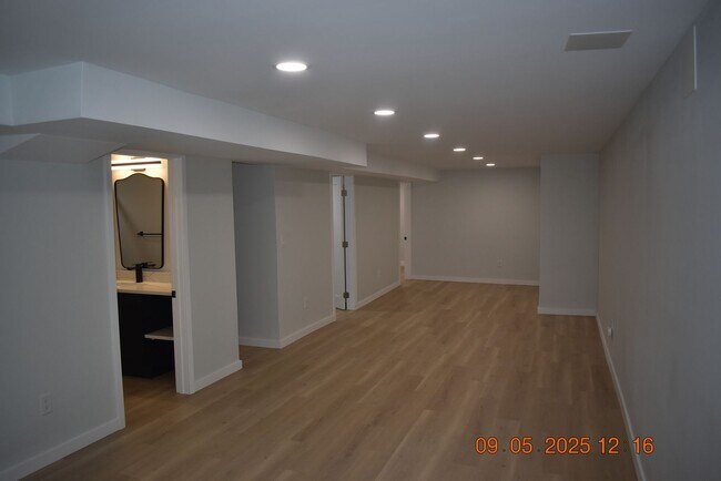 Building Photo - 4 bedroom / 3 bath / Beautifully Updated