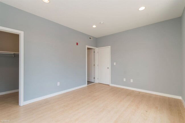 Building Photo - 6 br, 5 bath Triplex - 1507 W OXFORD ST Un...