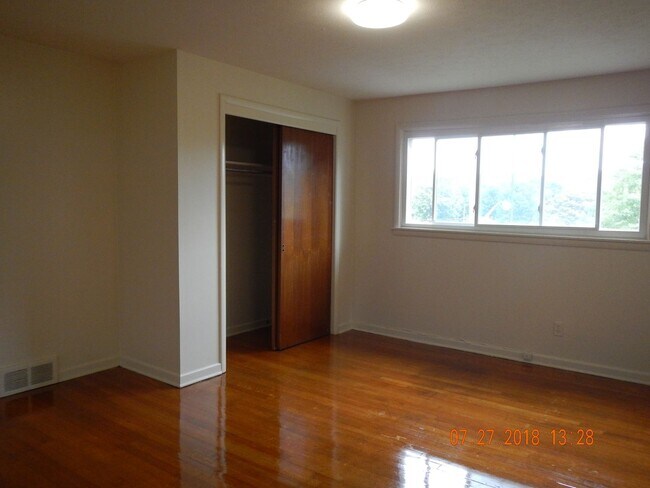 Building Photo - 3 Bed |1 Bath Beautiful Flat with Garage A...