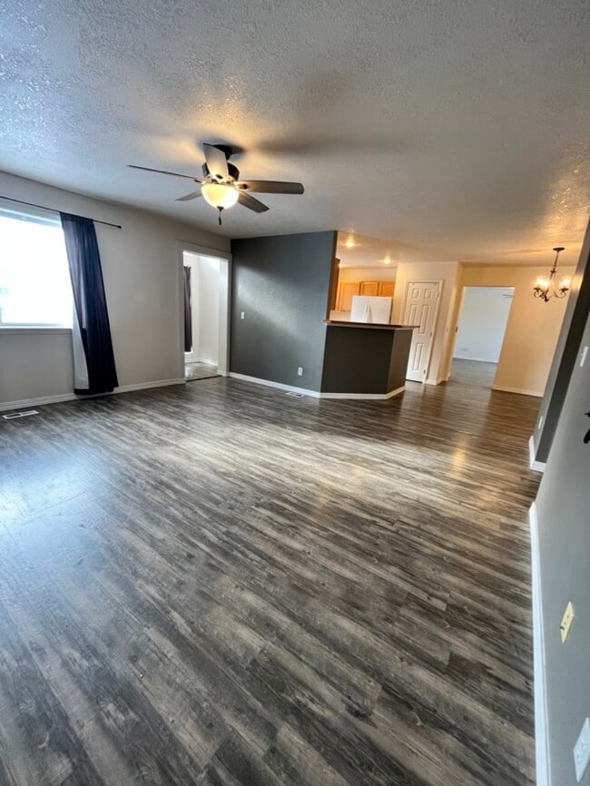 Building Photo - 950 Gregory Ln