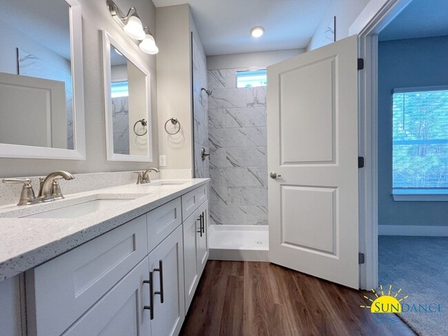 Building Photo - Beautiful 3 Bedroom 2.5 Bathroom Townhome with Garage!