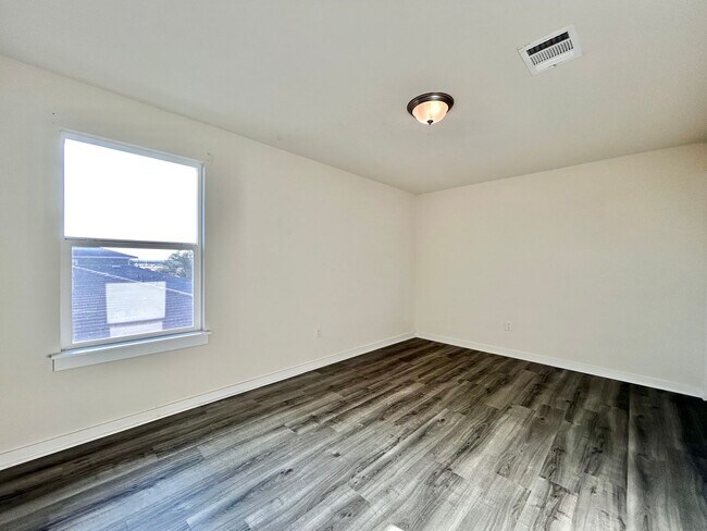 Building Photo - Spacious 4/BR 3/BA Home with Modern Upgrades