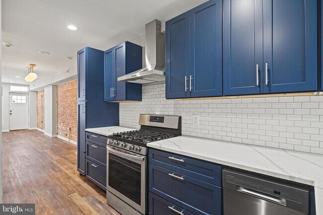 Building Photo - Gorgeous Large 3 Bedroom 3 Bathroom Rental in Hollins Market