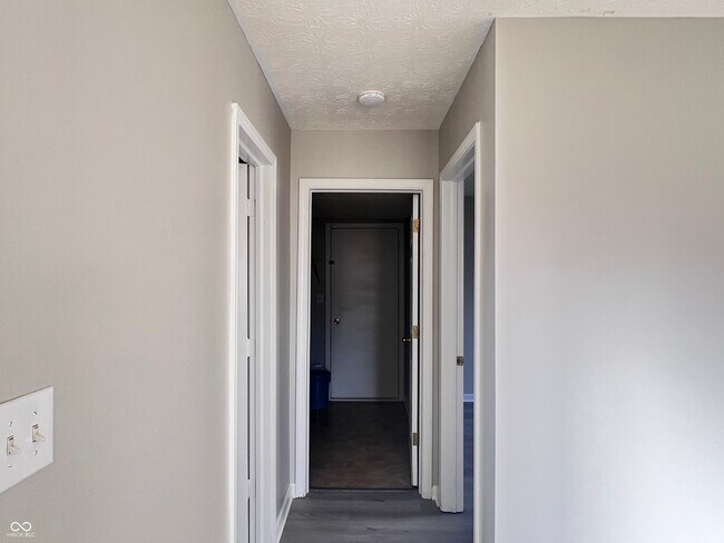 Building Photo - 713 Hollowood Ln