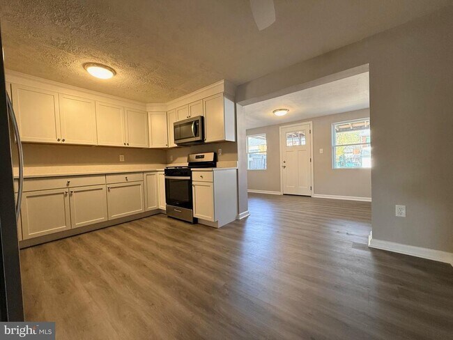 Building Photo - 2021 Kelmore Rd