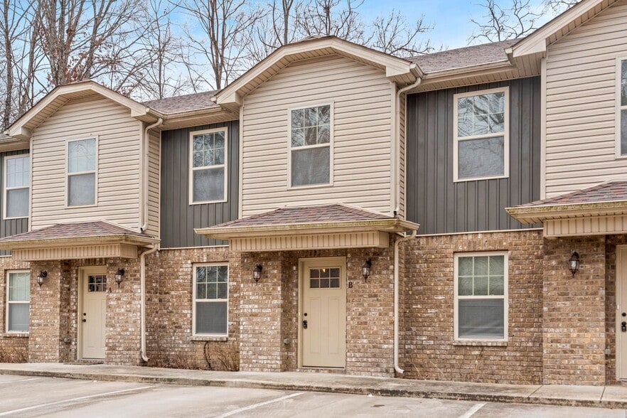 Building Photo - 1560 E Knollwood Cir