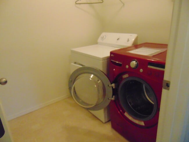 Building Photo - 3 Bedroom A/C Pet Friendly - Hillsboro