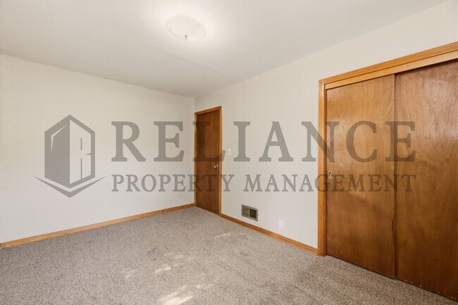 Building Photo - 1620 E Selma St