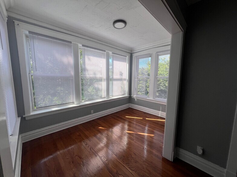 Building Photo - 6715 S Ridgeland Ave