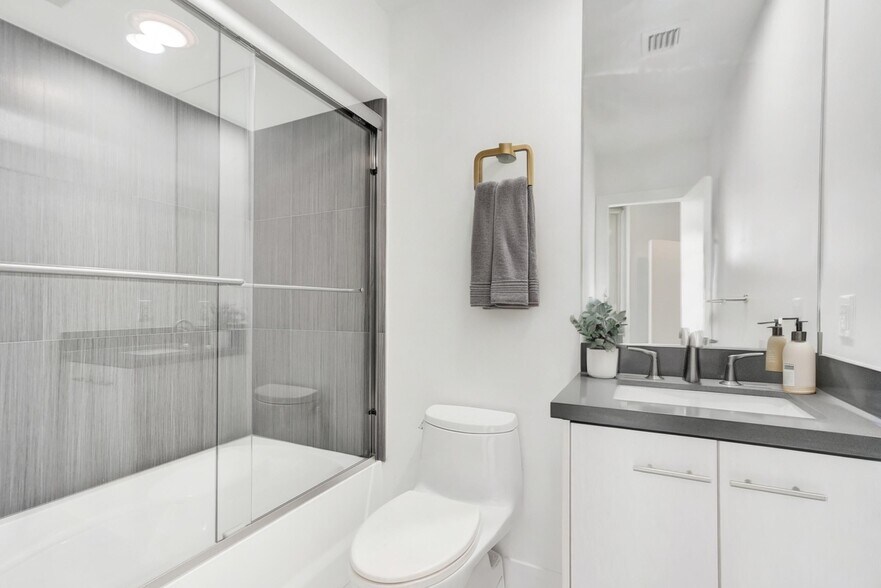 2nd bathroom located in the 3rd floor - 820 NE 7th St
