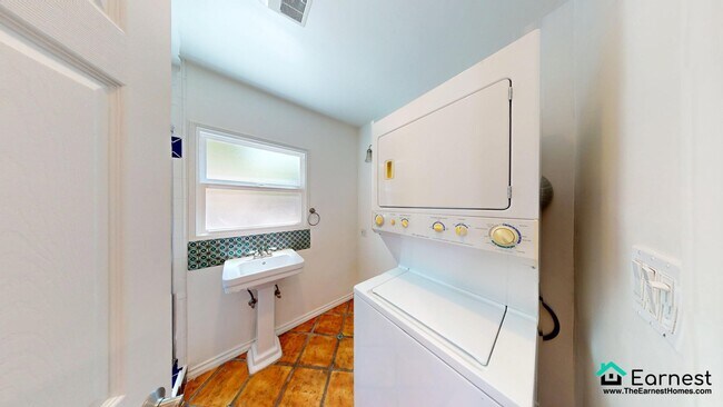 Building Photo - Beautifully Located 2-Bed Home in the Hear...