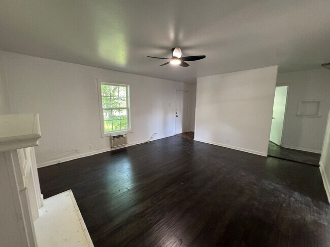 Building Photo - 400-402 North Jefferson - Kaufman