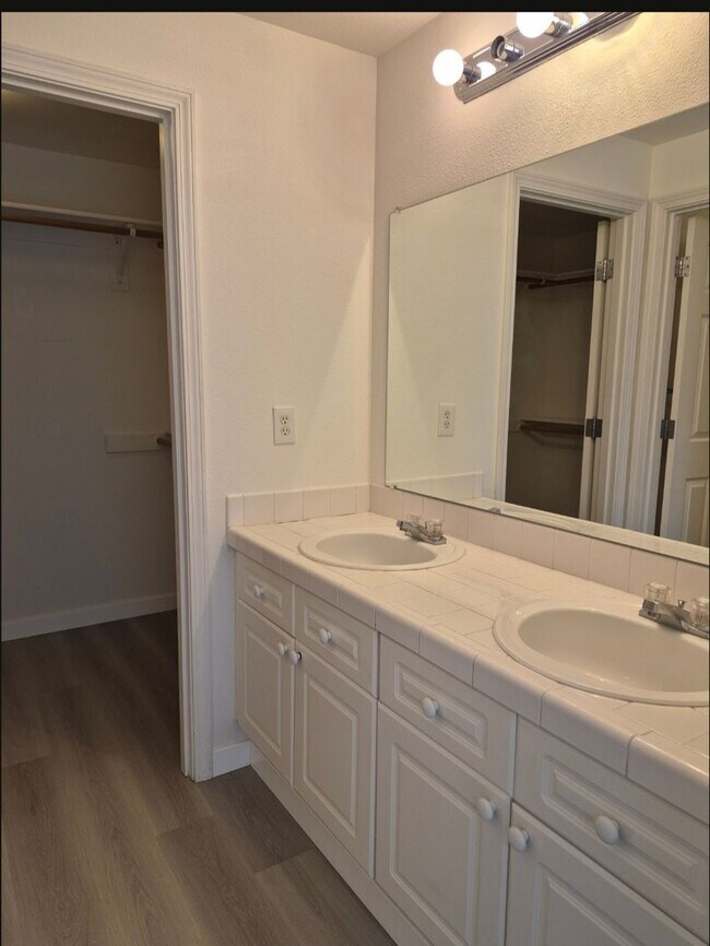 Building Photo - 3 bedroom - Move In Ready !!