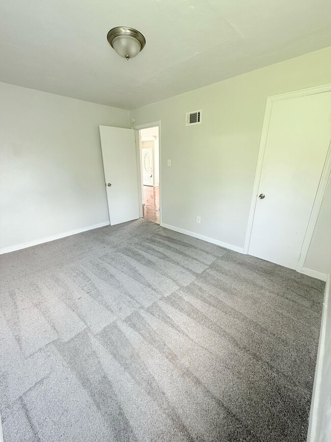 Building Photo - Updated 2BD 1BA house in McKeesport!
