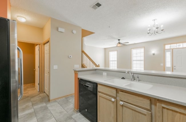 Building Photo - 1244 Chateau Ave