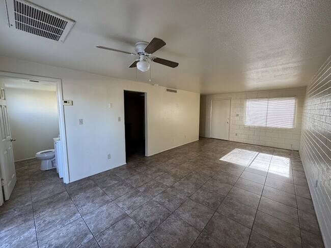 Building Photo - Holiday Gardens Townhome