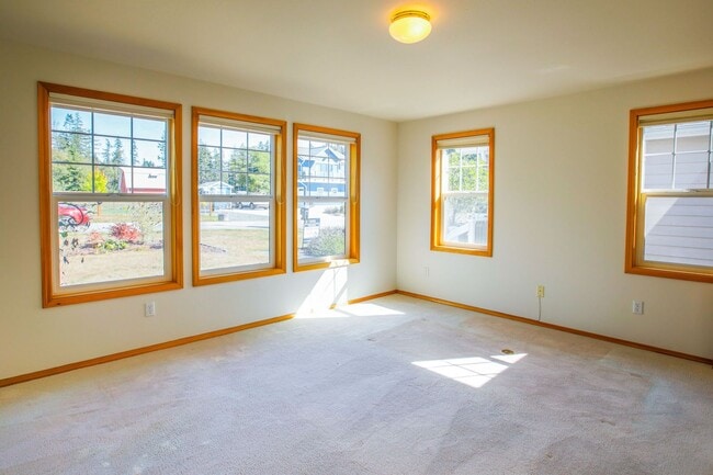 Building Photo - Lovely Mid-Island Home Available August 19th!