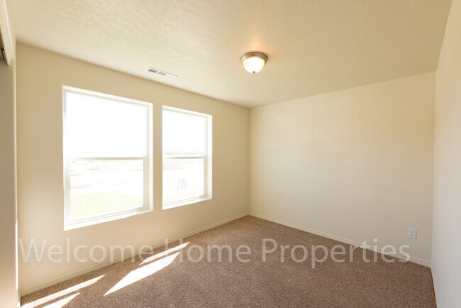 Building Photo - Beautiful Home
