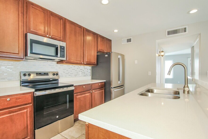 Building Photo - 8737 W Bluefield Ave
