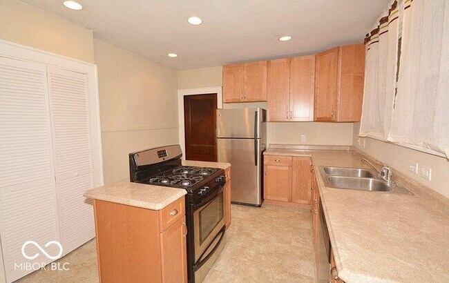 Building Photo - 4905 Broadway St