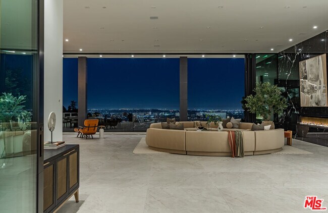 Building Photo - 9364 Beverlycrest Dr