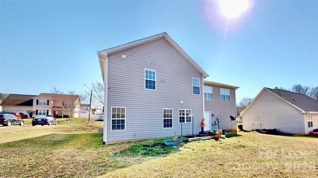 Building Photo - 447 Fawnbrook Ln