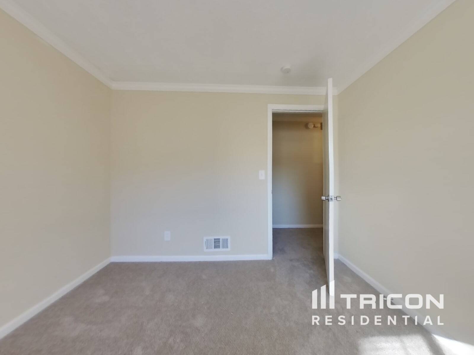 Building Photo - 5102 Lakewood Dr