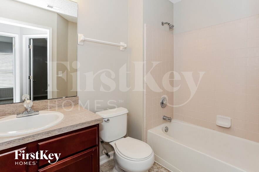 Building Photo - 789 Hickory Lakes Dr E