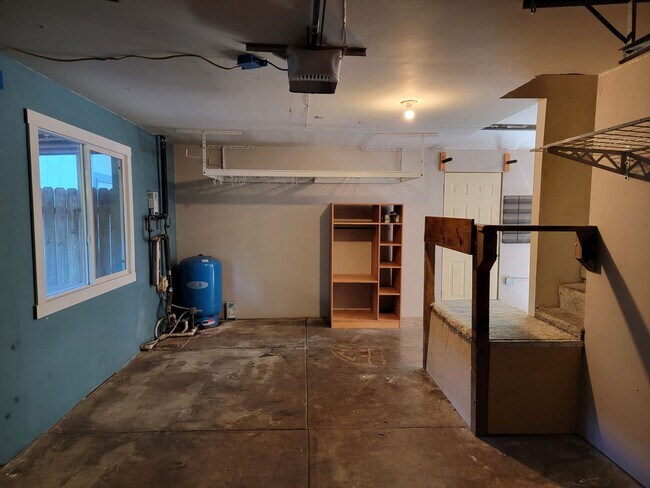 Building Photo - Charming 3 Bed, 1 Bath House with Fenced Yard, Bonus Room and Close to Willamette Park !