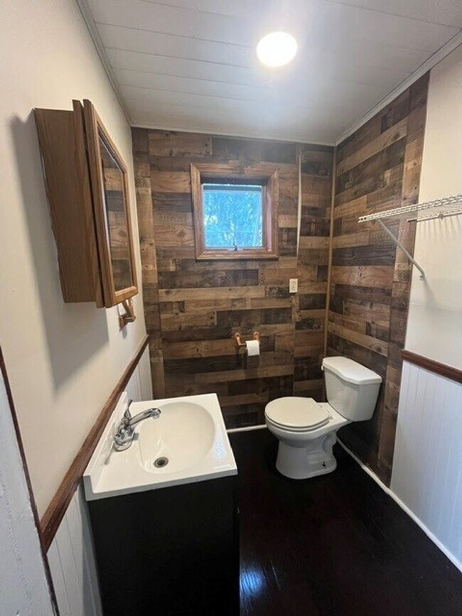 Building Photo - 3 bedroom 1 bathroom