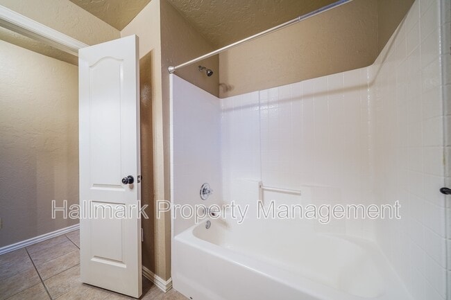 Building Photo - 1042 Hidden Oaks Way