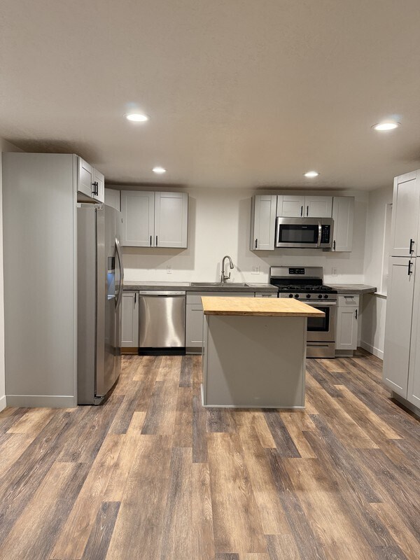 Building Photo - 655 S Sunset Dr