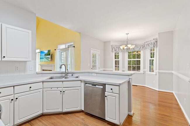 Building Photo - 5BR/3BA with Fresh Paint and New Carpet in...
