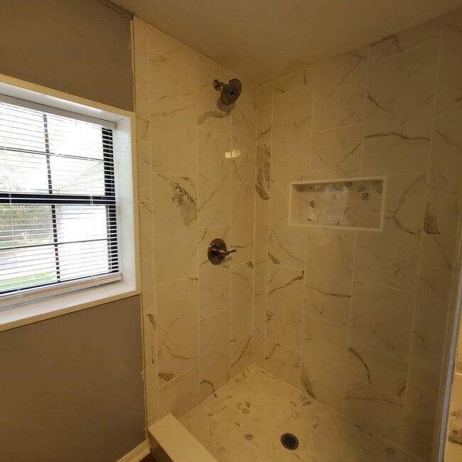 Building Photo - Southern Comfort Living: Exquisite 3BR/2BA...