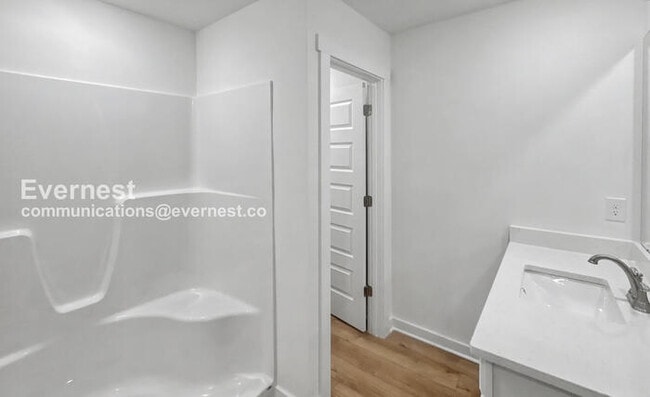 Building Photo - 3 Bed/3 Bath Townhome with Off-Street Parking / Pet-Friendly / Vouchers Accepted / Available Now!