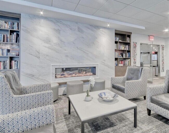 Building Photo - 2 Bay Club Dr