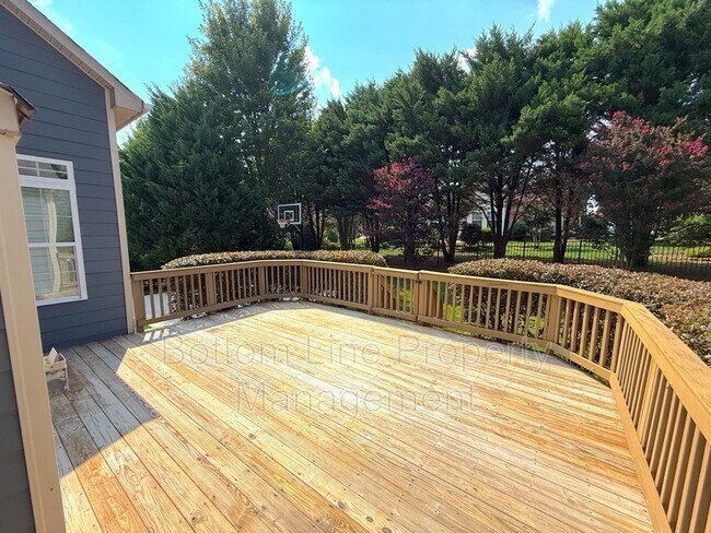 Building Photo - 15007 Skypark Dr