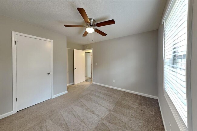 Building Photo - 140 Linda Ln