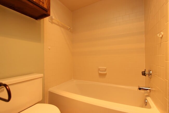 Building Photo - 4700 Hemlock Ln