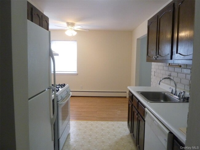 Building Photo - 133 Doxbury Ln